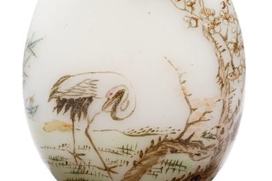 Een Chinese glazen snuiffles met kraanvogeldecor, 19/20e eeuw