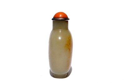 A Chinese brown jade snuff bottle, 19th C.