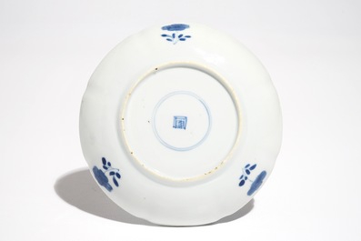 Une tasse et soucoupe en porcelaine de Chine bleu et blanc aux Longues dames, Kangxi