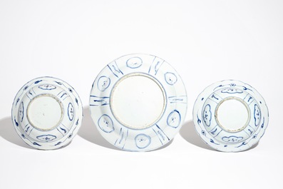 A pair of Chinese blue and white kraak porcelain bowls and a dish with crickets, Wanli