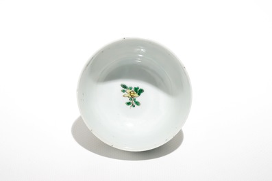 Une tasse et soucoupe en porcelaine de Chine famille verte, marque de yin yang, Kangxi