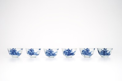 Six tasses et soucoupes en porcelaine de Chine bleu et blanc aux guerriers sur chevaux, Kangxi