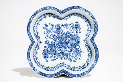 Un ensemble &agrave; &eacute;pices sur pr&eacute;sentoir en porcelaine de Chine bleu et blanc, Qianlong