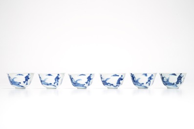 Six tasses et soucoupes en porcelaine de Chine bleu et blanc aux guerriers sur chevaux, Kangxi