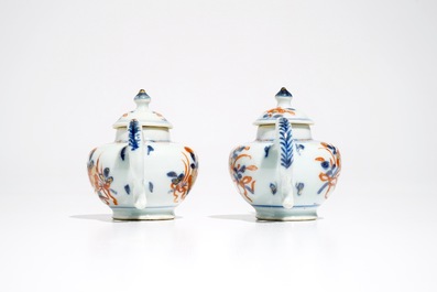 Une paire de th&eacute;i&egrave;res couvertes miniatures en porcelaine de Chine de style Imari, Kangxi