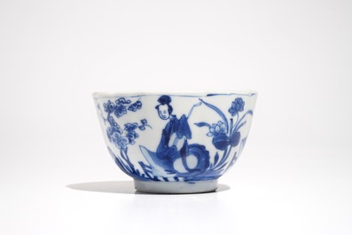 Une tasse et soucoupe en porcelaine de Chine bleu et blanc aux Longues dames, Kangxi