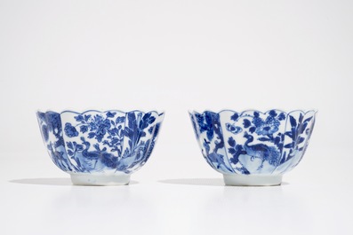 Une paire de tasses et soucoupes en porcelaine de Chine bleu et blanc aux qilins, marque yu, Kangxi,