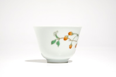 A Chinese famille verte cup with goji branches, Kangxi mark, 19/20th C.