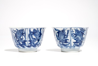 A pair of Chinese bleu and white cups and saucers with crabs and fish, Kangxi