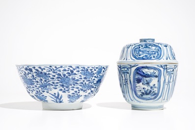 Een Chinese blauwwitte kraakporseleinen dekselkom, Wanli, en een florale kom, Kangxi