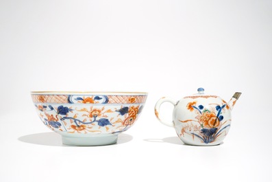 Een Chinese verte-Imari theepot en een Imari-stijl kom, Kangxi