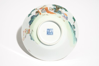 Un bol en porcelaine de Chine famille rose &agrave; d&eacute;cor d'europ&eacute;ens, marque et &eacute;poque de Qianlong