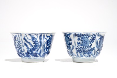 A pair of Chinese bleu and white cups and saucers with crabs and fish, Kangxi