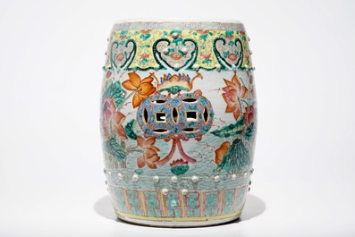Un tabouret en porcelaine de Chine famille rose &agrave; d&eacute;cor de oiseaux aupr&egrave;s d'un &eacute;tang, 19&egrave;me