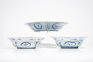 A pair of Chinese blue and white kraak porcelain bowls and a dish with crickets, Wanli