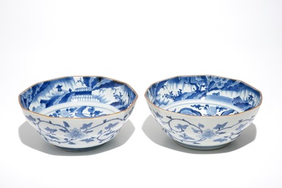 Een paar Japanse blauwwitte Kakiemon kommen met landschapsdecor, Edo, 17e eeuw