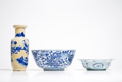 Deux bols aux dragons en porcelaine de Chine bleu et blanc et un vase de forme rouleau, Wanli et 19&egrave;me
