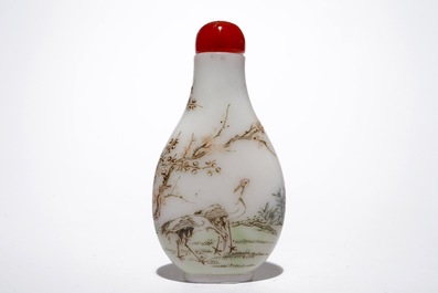 Een Chinese glazen snuiffles met kraanvogeldecor, 19/20e eeuw