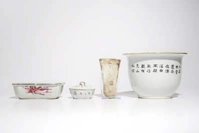 Vijf Chinese stukken met fuchsia decor uit een groter geheel, begin 20e eeuw
