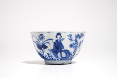 Une tasse et soucoupe en porcelaine de Chine bleu et blanc aux Longues dames, Kangxi