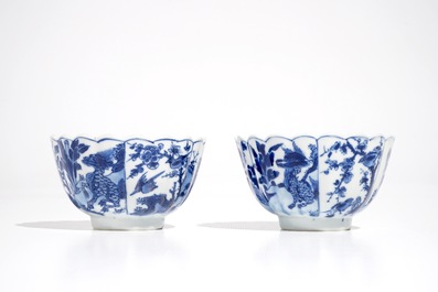 Een paar Chinese blauwwitte koppen en schotels met qilins, yu merk, Kangxi