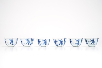 Six tasses et soucoupes en porcelaine de Chine bleu et blanc aux guerriers sur chevaux, Kangxi