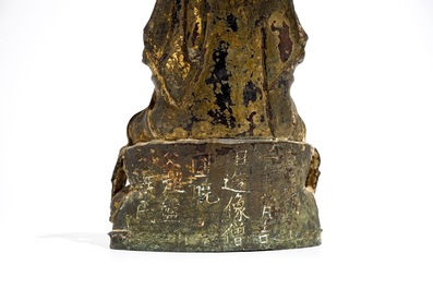 Een Chinese vergulde bronzen figuur van Guanyin met inscriptie en datering, Ming