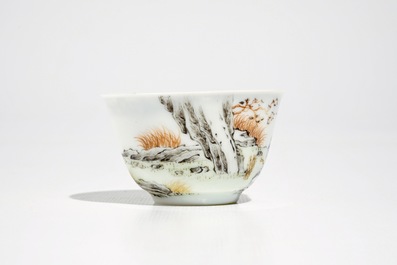 Une tasse et soucoupe en porcelaine de Chine famille rose &agrave; d&eacute;cor raffin&eacute; de figures, Yongzheng