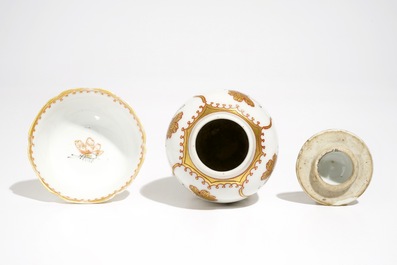 Une bo&icirc;te &agrave; th&eacute;, une tasse et deux soucoupes en porcelaine de Chine &agrave; d&eacute;cor dor&eacute;, Yongzheng/Qianlong