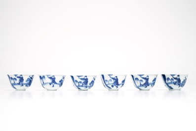 Six tasses et soucoupes en porcelaine de Chine bleu et blanc aux guerriers sur chevaux, Kangxi