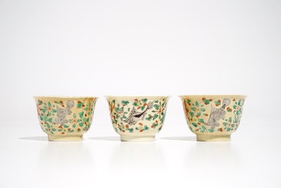 Trois tasses et soucoupes en porcelaine de Chine bleu et blanc et caf&eacute; au lait aux crabes et poissons, Kangxi