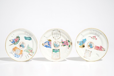 Trois tasses et soucoupes en porcelaine de Chine famille rose &agrave; d&eacute;cor Wu Shuang Pu, 19&egrave;me