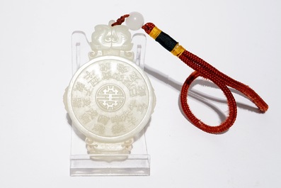 Een Chinese jade amulet met dierenriemdecor, 20e eeuw