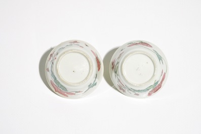 Deux tasses et trois soucoupes en porcelaine de Chine famille rose, Yongzheng/Qianlong