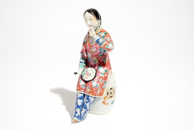 Un mod&egrave;le d'une femme sur un tabouret en porcelaine de Chine famille rose, 19&egrave;me
