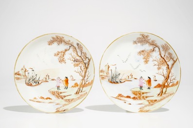 Een paar Chinese Meissen-stijl koppen en schotels met een havensc&egrave;ne, Qianlong