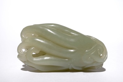 Een Chinees model van een Boeddha hand in lichte celadon jade, 19/20e eeuw