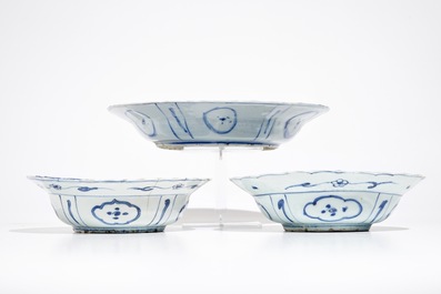 A pair of Chinese blue and white kraak porcelain bowls and a dish with crickets, Wanli