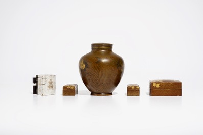 Une collection d'objets en laque et bronze dor&eacute;, Japon, &eacute;poques Meiji/Taisho, 19/20&egrave;me