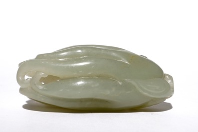 Een Chinees model van een Boeddha hand in lichte celadon jade, 19/20e eeuw