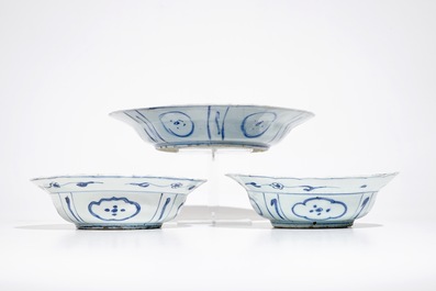 Une paire de bols de type klapmuts et un plat en porcelaine de Chine bleu et blanc de type Kraak, Wanli