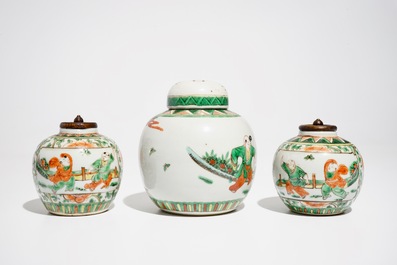 A Chinese famille rose rooster plate, Yongzheng, and three famille verte jars, 19th C.