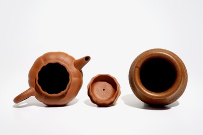 A Chinese Yixing stoneware teapot and a small vase, 19/20th C.
