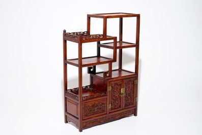 Een kleine Chinese gesculpteerd houten etag&egrave;re met drakenpanelen, ca. 1900