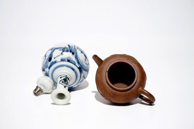 Een Chinese Yixing steengoed theepot, twee blauwwitte borden en een kendi met zilveren montuur, Kangxi/Qianlong