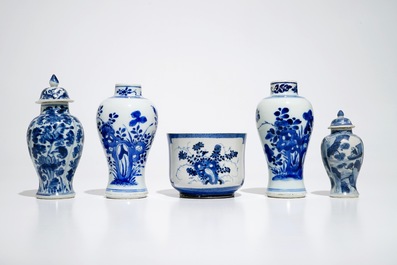 Quatre vases en porcelaine de Chine bleu et blanc et un bol en bleu poudr&eacute;, Kangxi