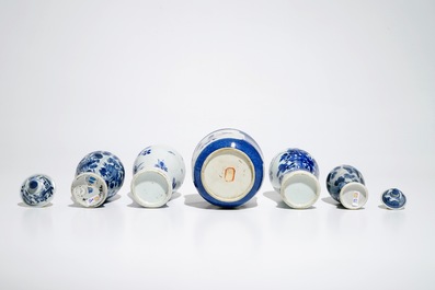 Quatre vases en porcelaine de Chine bleu et blanc et un bol en bleu poudr&eacute;, Kangxi