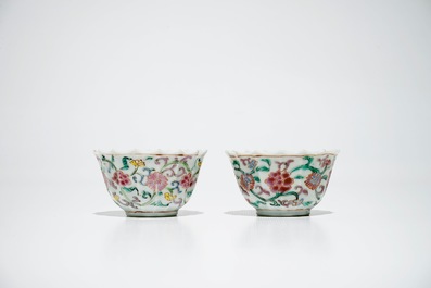Une paire de tasses et soucoupes polylob&eacute;es en porcelaine de Chine famille rose, Yongzheng