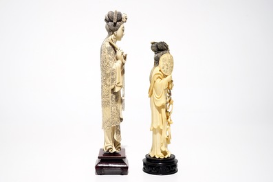 Deux figures de femmes en ivoire sculpt&eacute; sur socles en bois, Chine, 19/20&egrave;me