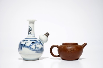 Een Chinese Yixing steengoed theepot, twee blauwwitte borden en een kendi met zilveren montuur, Kangxi/Qianlong